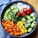 Bunte Salat-Bowl mit Reis und Avocado
