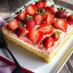 Erdbeerkuchen vom Blech mit Schmand & Pudding